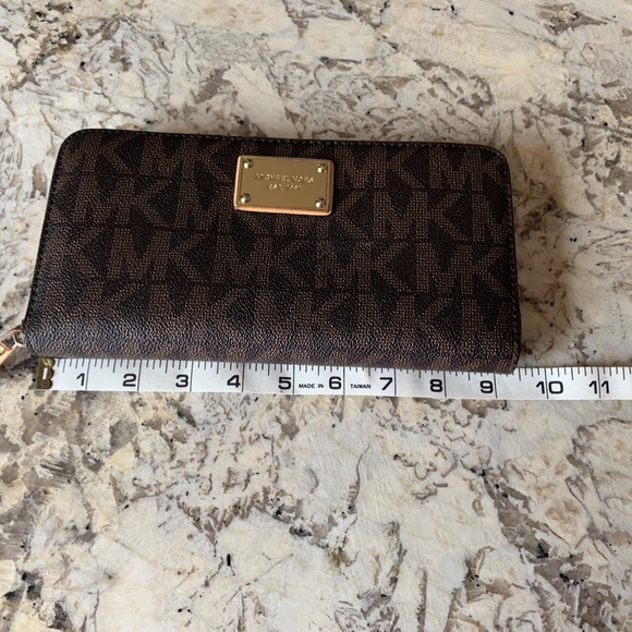 Michael Kors Large Jet Set Travel Logo Wallet EUC - Picture 9 of 13
